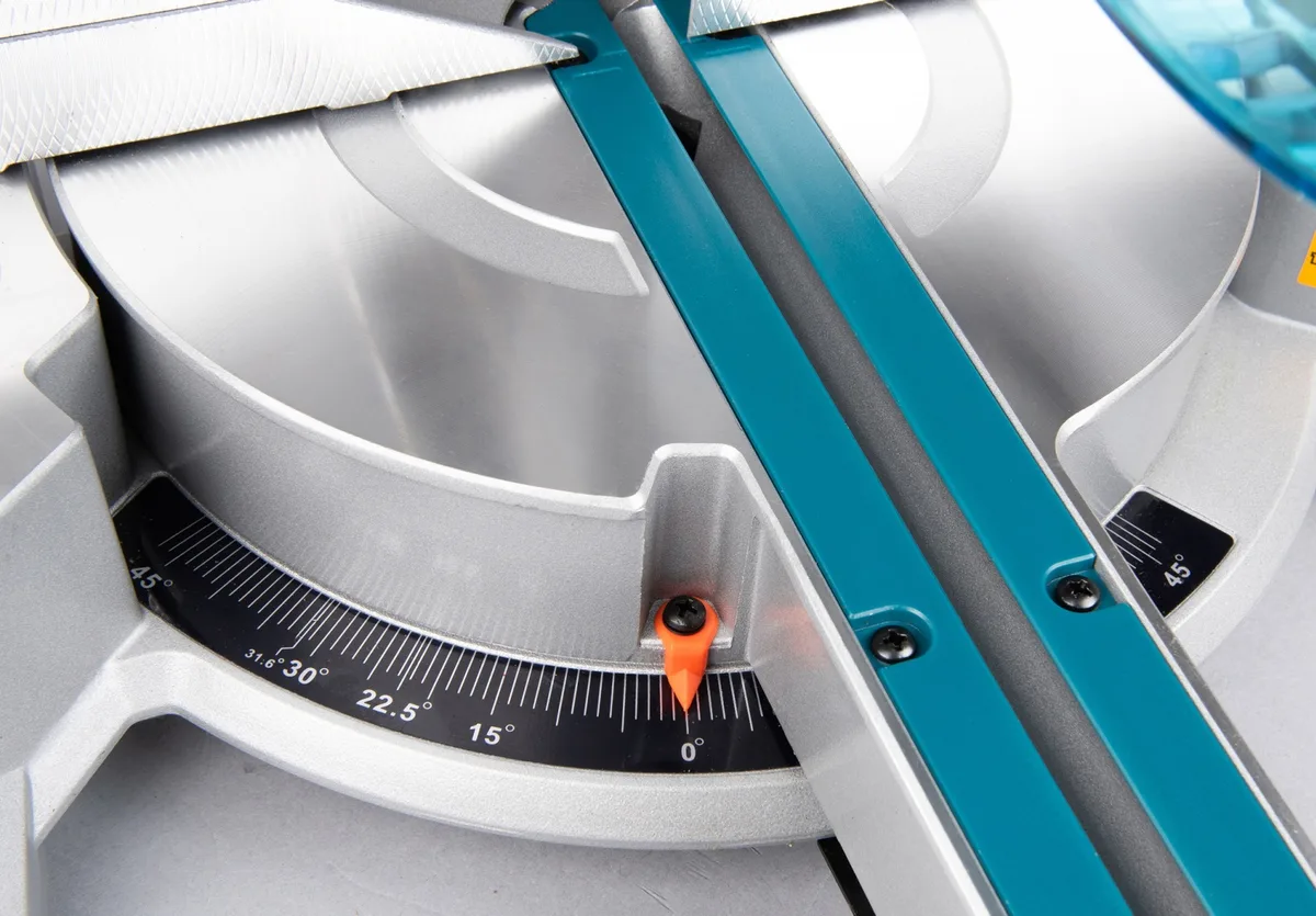 Пила торцовочная Makita LS0816F