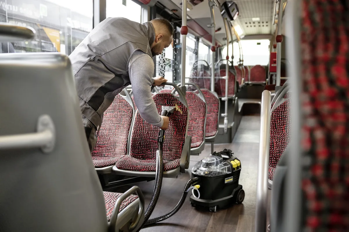 Моющий пылесос Karcher Puzzi 8/1 Go!Further + Средство Karcher RM 764 N черный