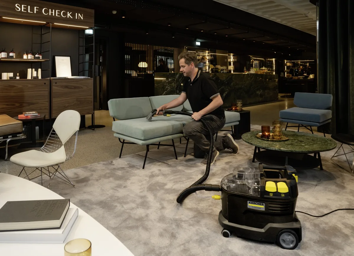 Моющий пылесос Karcher Puzzi 8/1 Go!Further + Средство Karcher RM 764 N черный